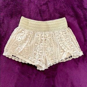 Girl’s white/cream crochet-like shorts (XS)